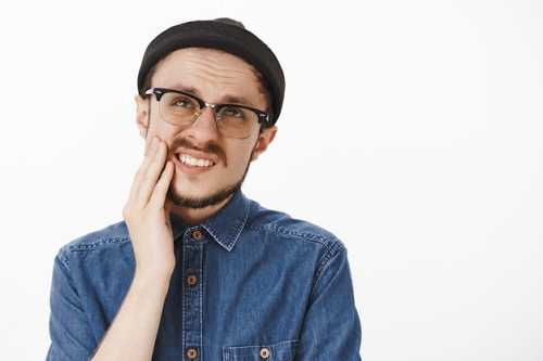 全口假牙經常脫落怎麽辦？