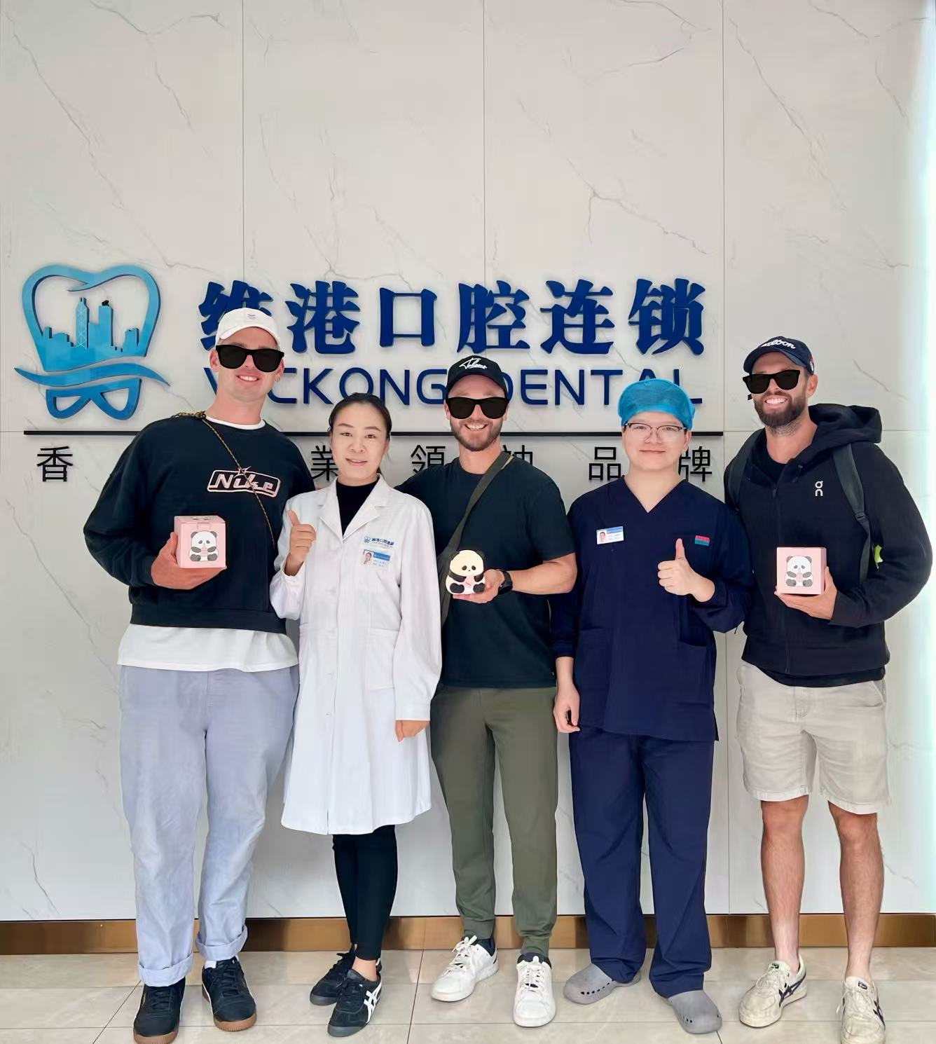 外國友人結伴打卡維港口腔