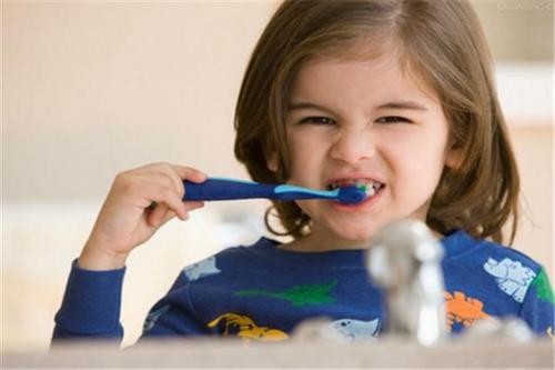 不同年齡階段兒童刷牙方法