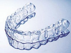 隱形矯正器同透明保持器一樣嗎？