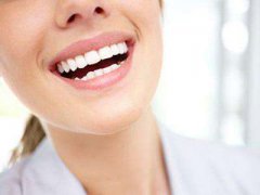 活性炭真的能美白牙齒？